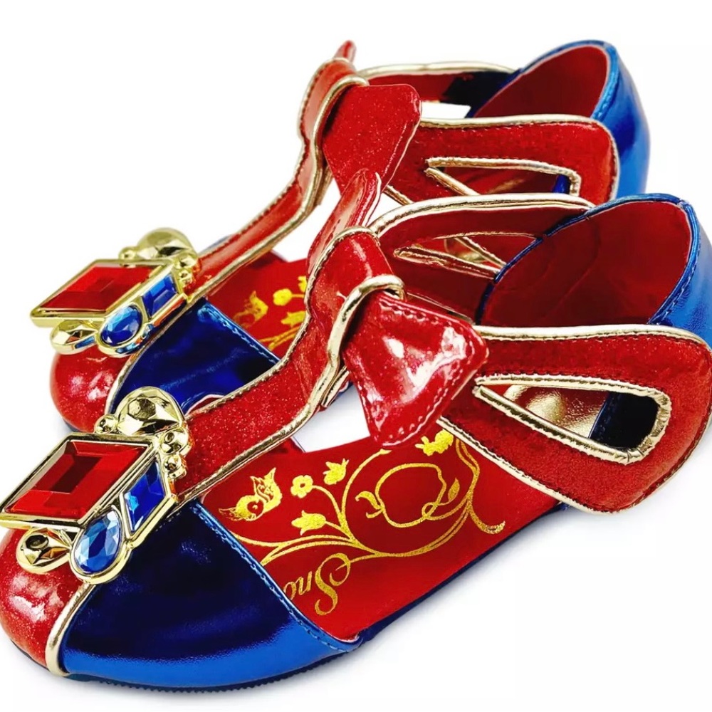Glittering ankle strap w/golden faux leather trims&faceted gem adornments.